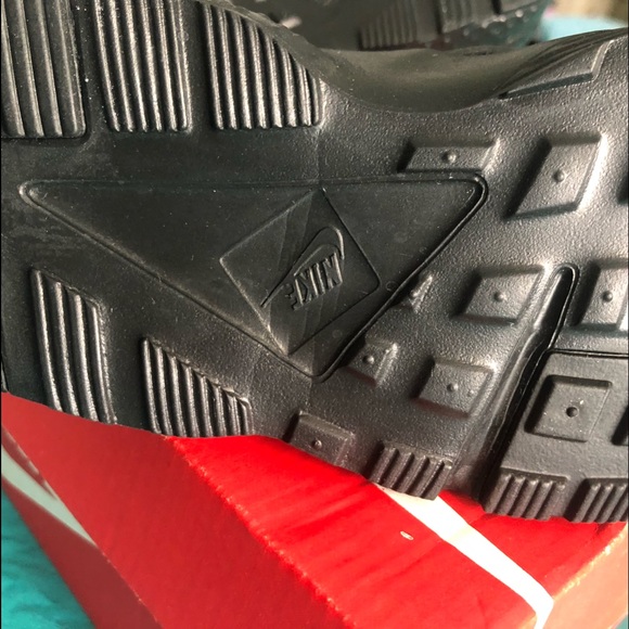Boys - Size 11C Nike Air Huarache Triple Black Sneakers - Picture 3 of 9
